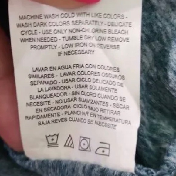 💚APANA💚Green Short sleeved V-neck workout/ Yoga Tee in Medium. New with tags. - Picture 10 of 12